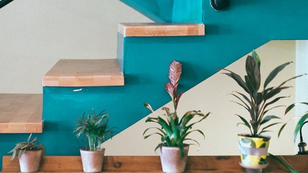 Toque Clássico: Vasos de Cerâmica Detalhados com Flores Delicadas - inspiração 2