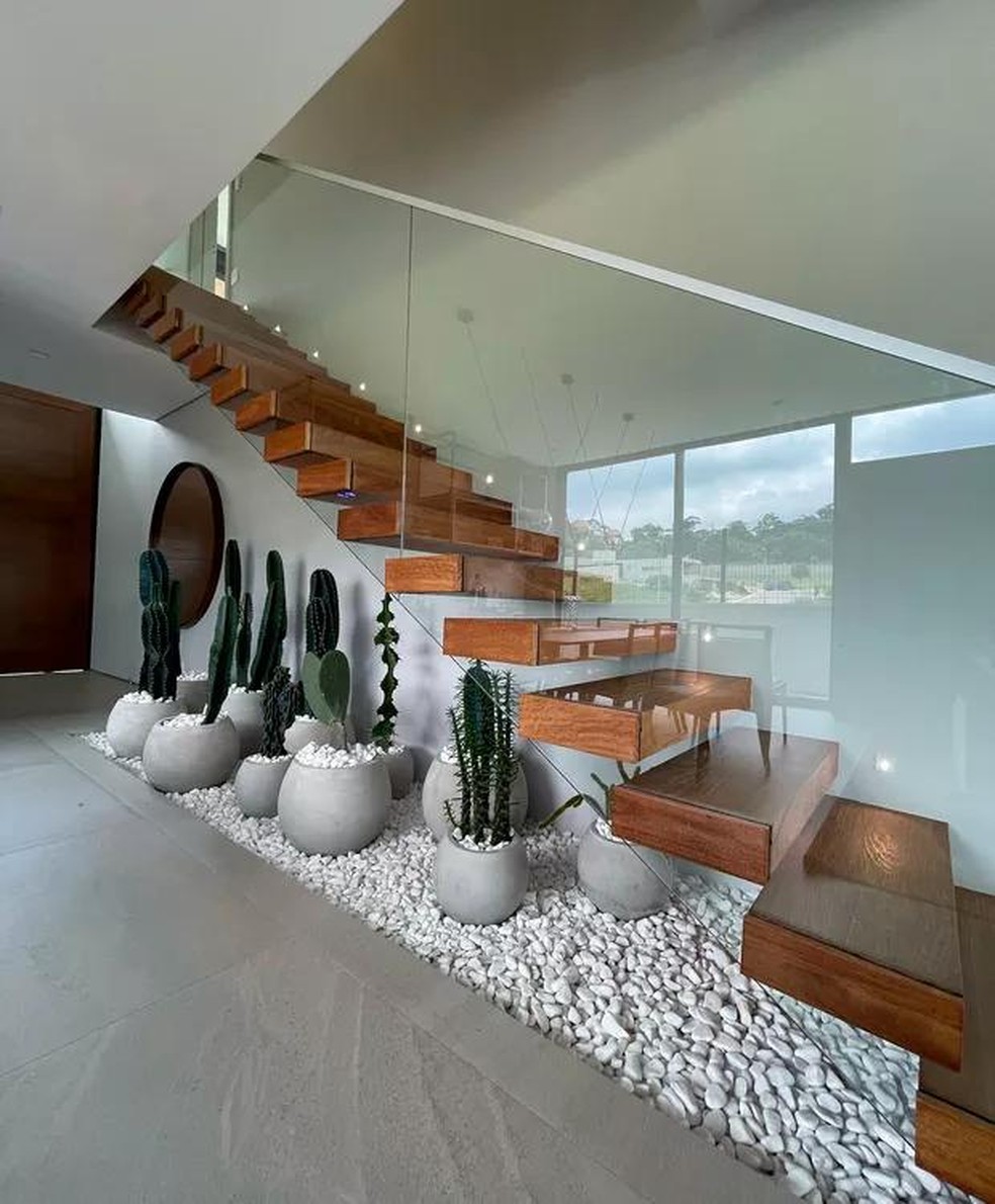 Verticais Vivas: Mini Jardins Verticais Integrados aos Degraus - inspiração 1