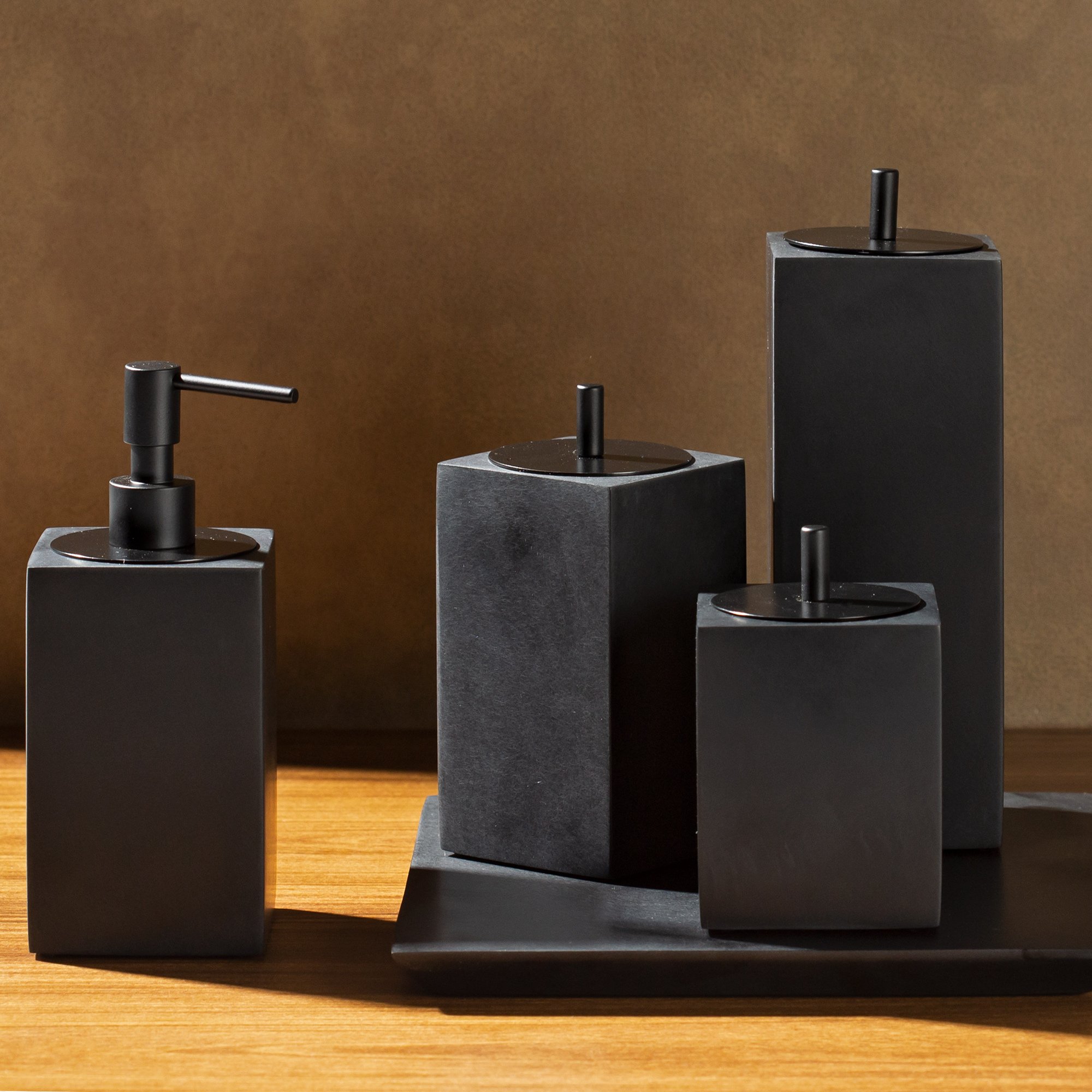 Organização com estilo: nichos e prateleiras em preto fosco - inspiração 2