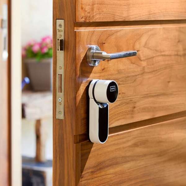 Compatibilidade é Chave: Verificando o Encaixe na sua Porta de Madeira - inspiração 1