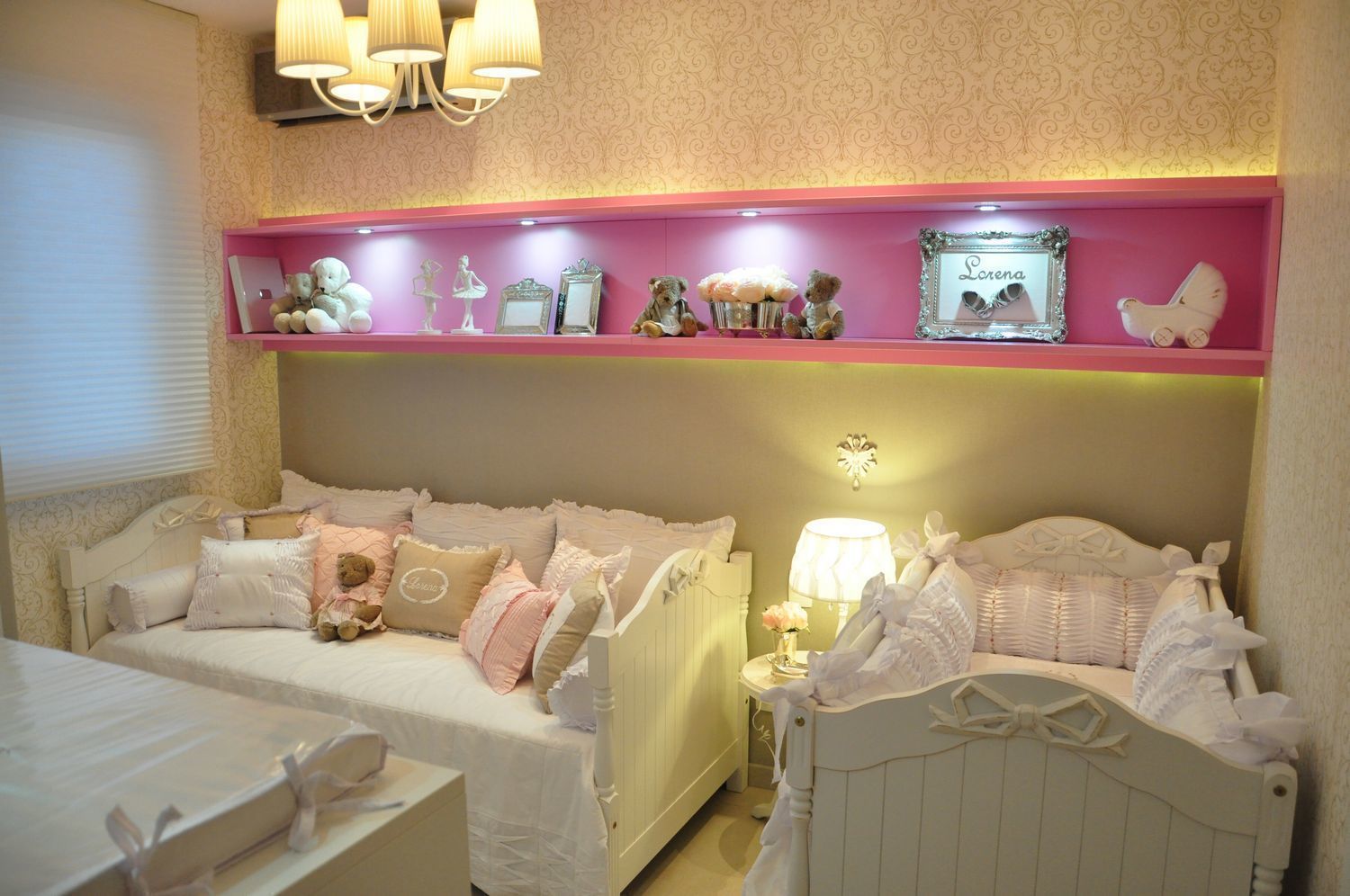 Nichos Próximos à Cama: Acessibilidade para Brinquedos e Livros - inspiração 1