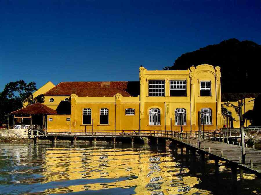 Aproveite o Pôr do Sol na Praia da Enseada: Um Espetáculo Natural Inesquecível - inspiração 1