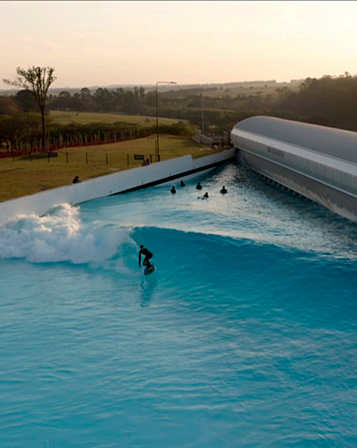 Onda do Mar em Meio ao Concreto: Como Funcionam os Sistemas de Piscina de Ondas? - inspiração 1