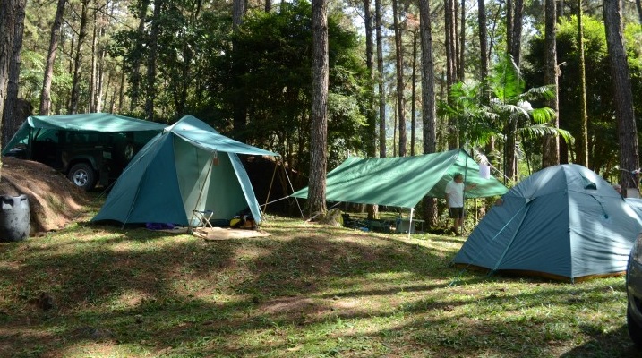 Comparativo: Acampamento no Quintal vs. Acampamento na Sala – Qual Escolher?