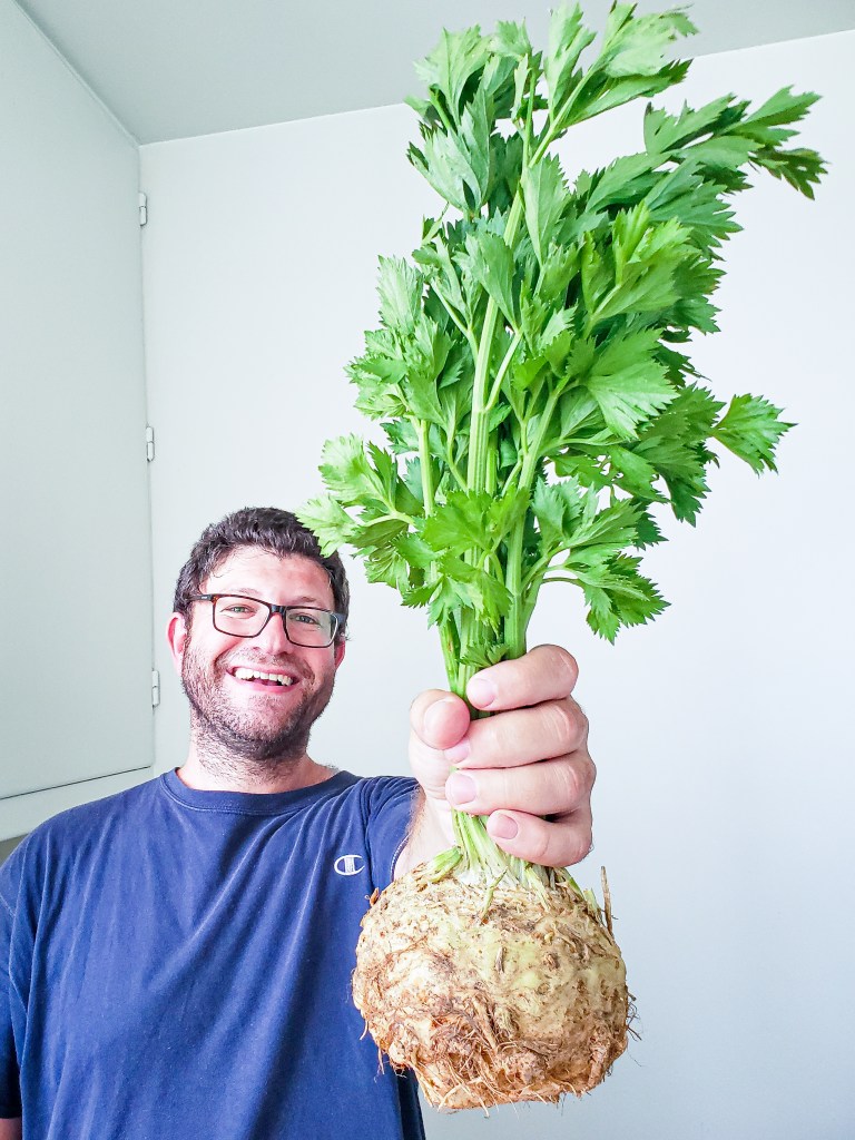 5 ideias de títulos:
1. Aipo: O Superalimento Versátil para sua Saúde e Cozinha
2. Descubra os Benefícios Incríveis do Aipo para o Corpo
3. Do Mirepoix ao Detox: Como Utilizar o Aipo em Diversas Receitas
4. As Variedades de Aipo e Como Aproveitar Cada Parte
5. Aipo: A Rainha do Desinchaço e Seus Segredos Culinários