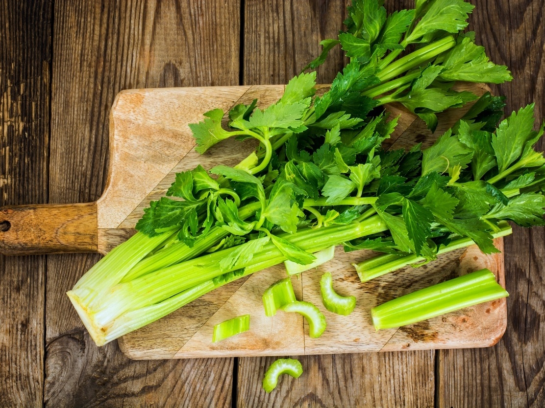 5 ideias de títulos:
1. Aipo: O Superalimento Versátil para sua Saúde e Cozinha
2. Descubra os Benefícios Incríveis do Aipo para o Corpo
3. Do Mirepoix ao Detox: Como Utilizar o Aipo em Diversas Receitas
4. As Variedades de Aipo e Como Aproveitar Cada Parte
5. Aipo: A Rainha do Desinchaço e Seus Segredos Culinários