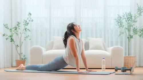 Alongamentos na cama: 5 exercícios para começar o dia