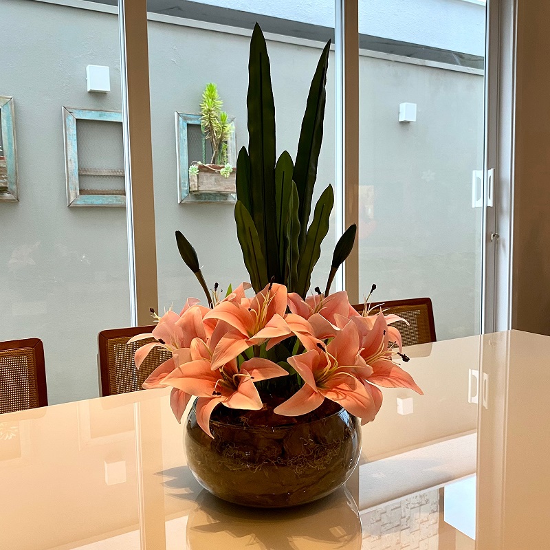 Decoração Sustentável: Arranjos Criativos com Garrafas e Potes de Vidro