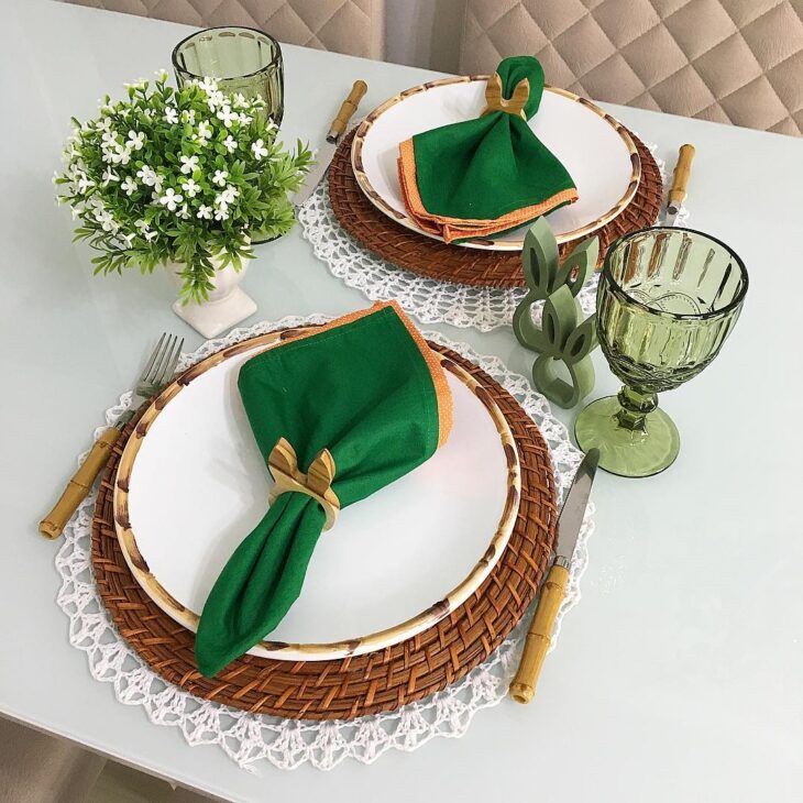 Decoração Sustentável: Arranjos Criativos com Garrafas e Potes de Vidro