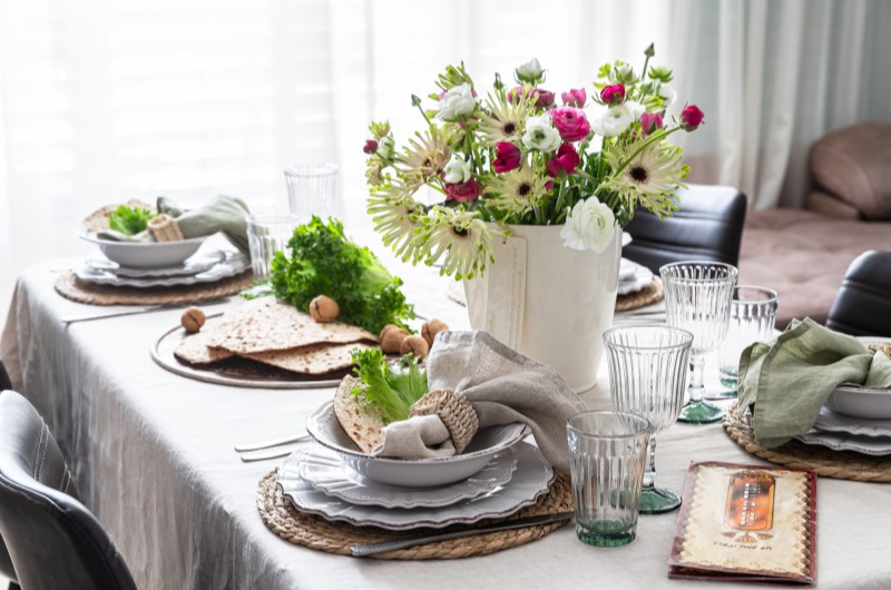 Mesa Posta: Harmonizando Cores e Louças com Seu Arranjo Floral