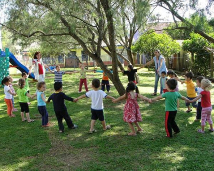 Atividades Sensoriais ao Ar Livre para Crianças com TEA