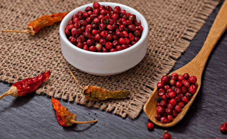 Extrato de Pimenta Rosa: Benefícios para a Pele e Skincare