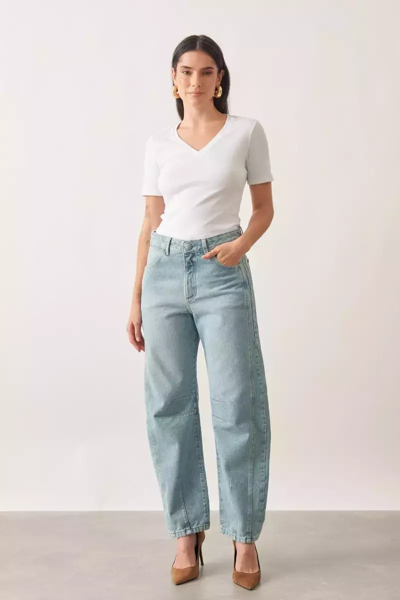 Calça Barrel: A Tendência de Moda que Valoriza Todos os Tipos de Corpo