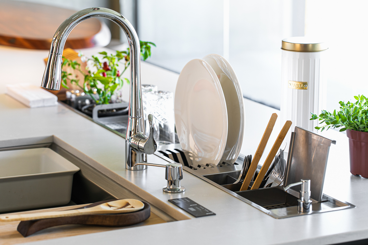 calha úmida na bancada da cozinha