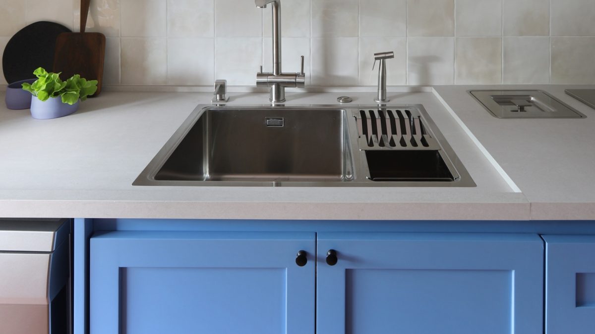 calha úmida na bancada da cozinha