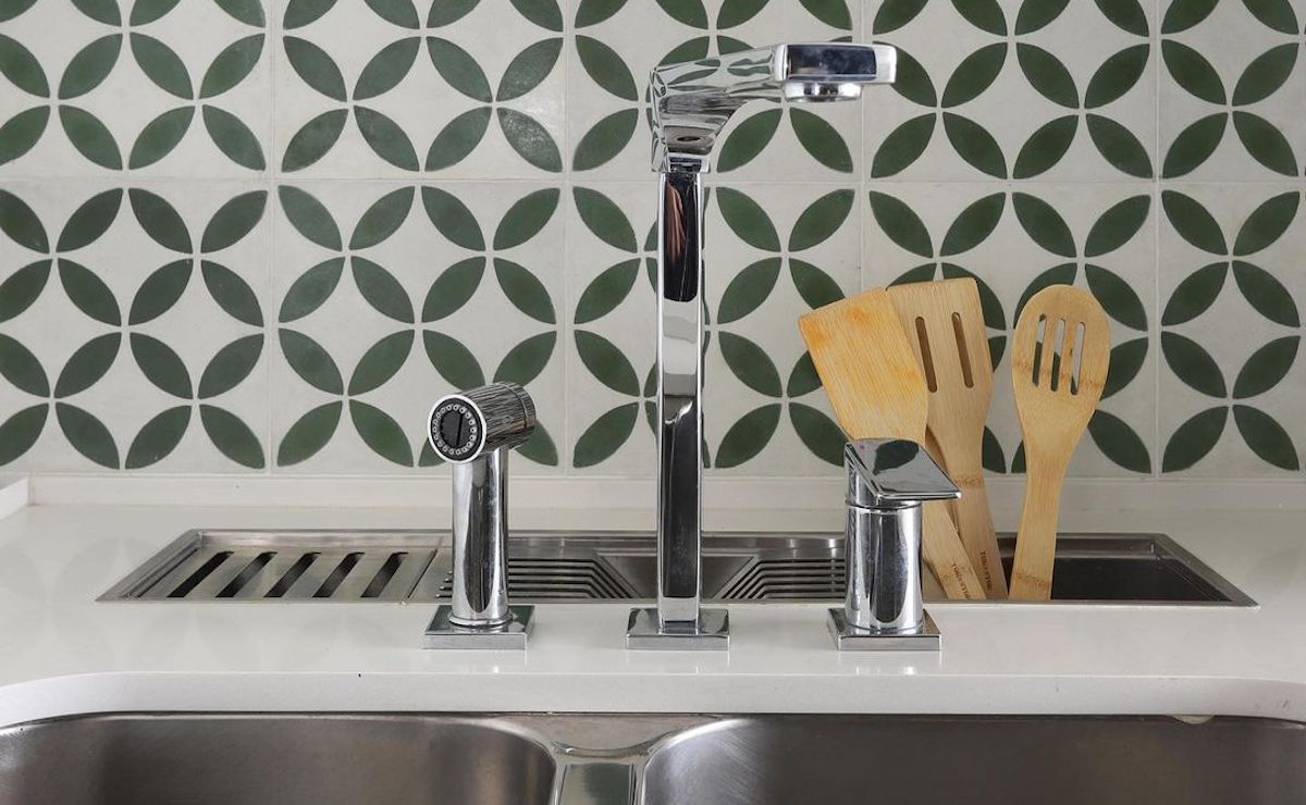 calha úmida na bancada da cozinha