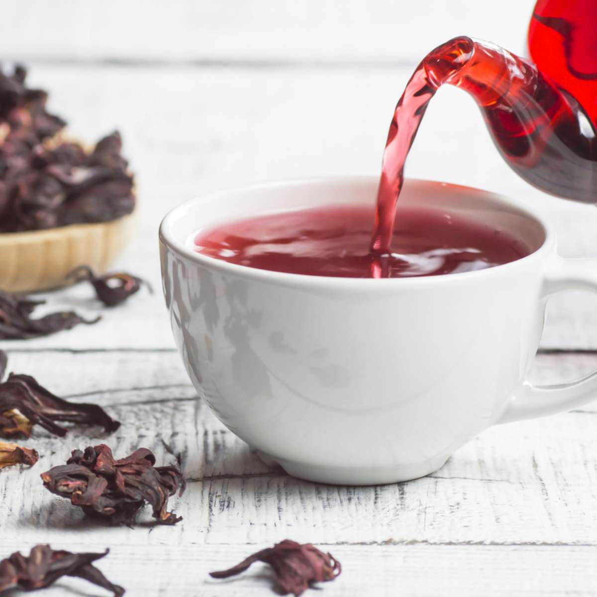 Como o Chá de Hibisco Ajuda a Desinchar e Dar Energia Pela Manhã