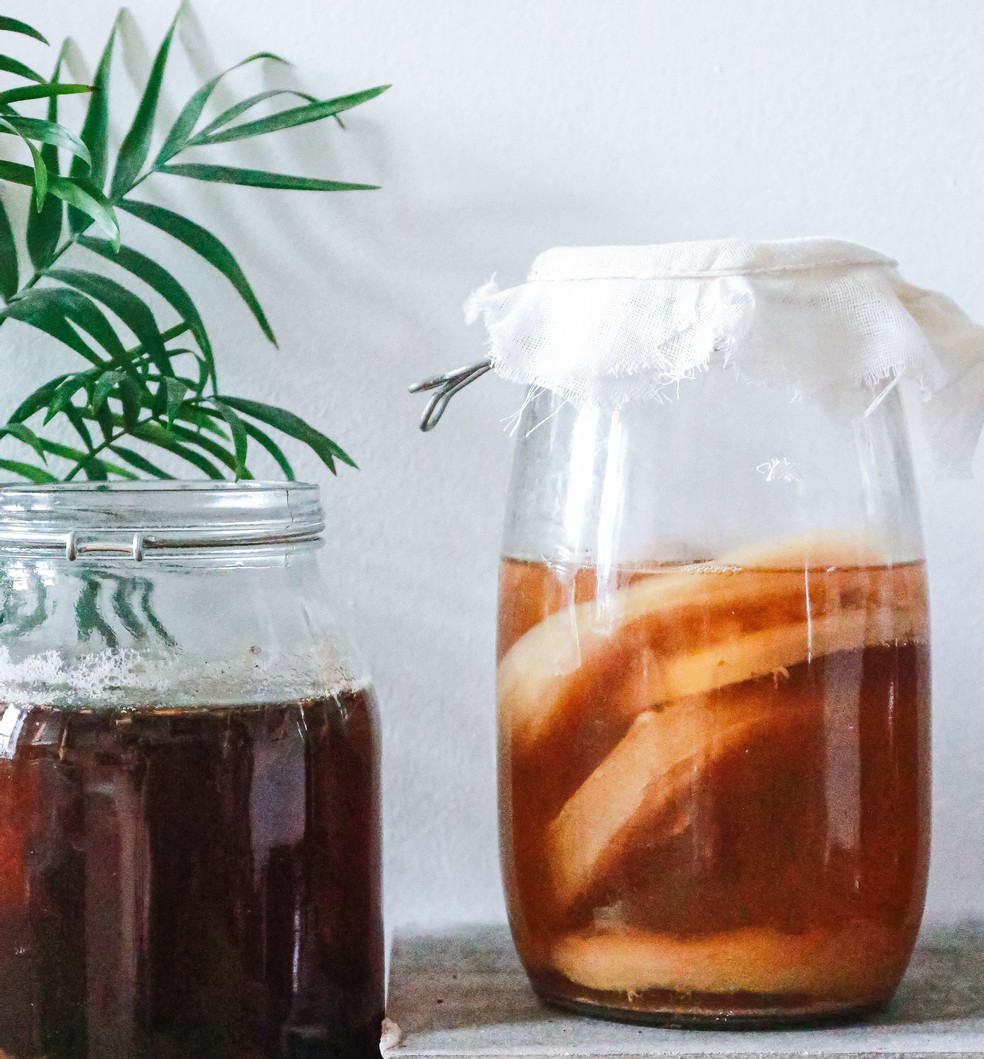 5 ideias de títulos:
1. Kombucha: O Guia Completo dos Benefícios e Cuidados Essenciais
2. Descubra Como o Kombucha Pode Transformar Sua Saúde Intestinal e Imunidade
3. Kombucha Caseiro vs. Industrializado: Qual a Melhor Escolha para Você?
4. Os Mitos e Verdades Sobre o Consumo de Kombucha: O Que Você Precisa Saber
5. Kombucha e Doenças Crônicas: Entenda o Potencial Terapêutico da Bebida