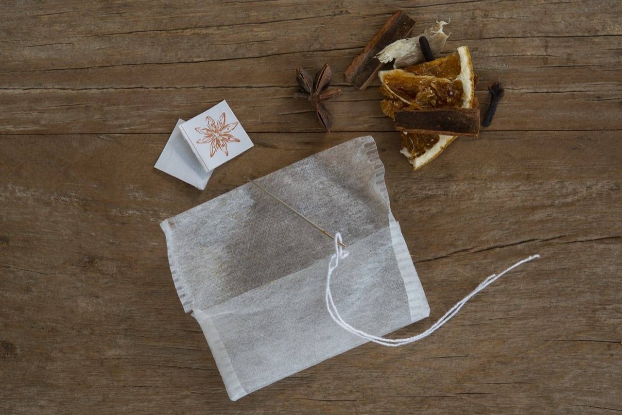 Os perigos dos microplásticos no chá de saquinho: O que você precisa saber