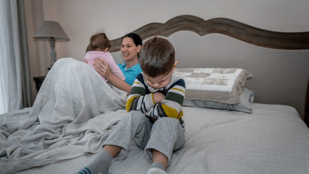 ciúmes do irmão mais novo o que fazer