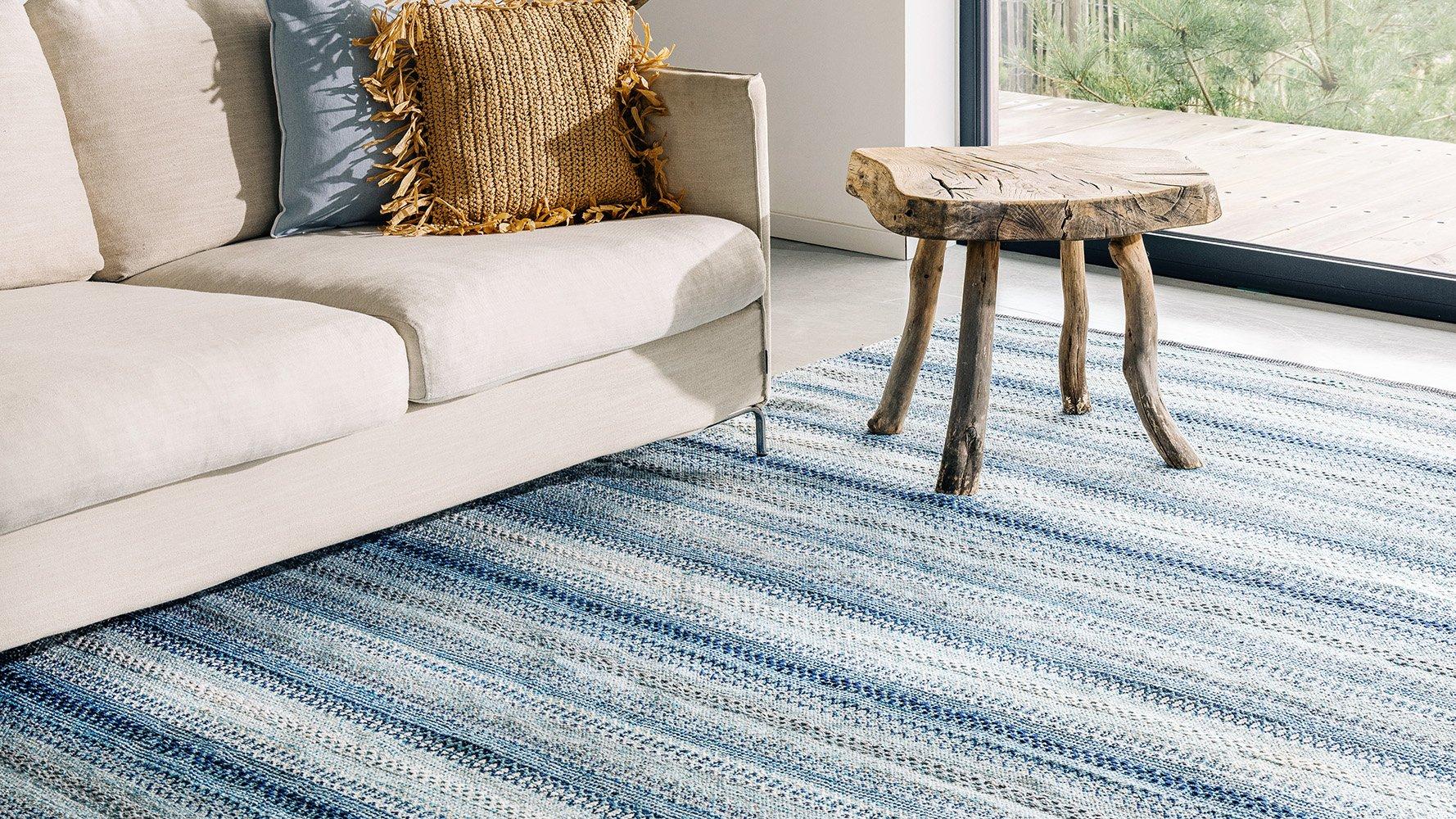 5 Dicas Essenciais para Escolher o Tapete Perfeito para Sua Casa
Como o Tamanho do Tapete Transforma Seu Ambiente
Guia Completo: Materiais de Tapetes para Cada Cômodo
Cores e Estampas: Harmonizando seu Tapete com a Decoração
Manutenção e Limpeza: Cuidados Essenciais com seu Tapete