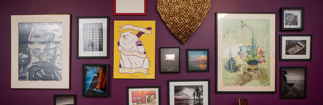 Como Criar uma Gallery Wall Temática: Dicas de Curadoria e Cores