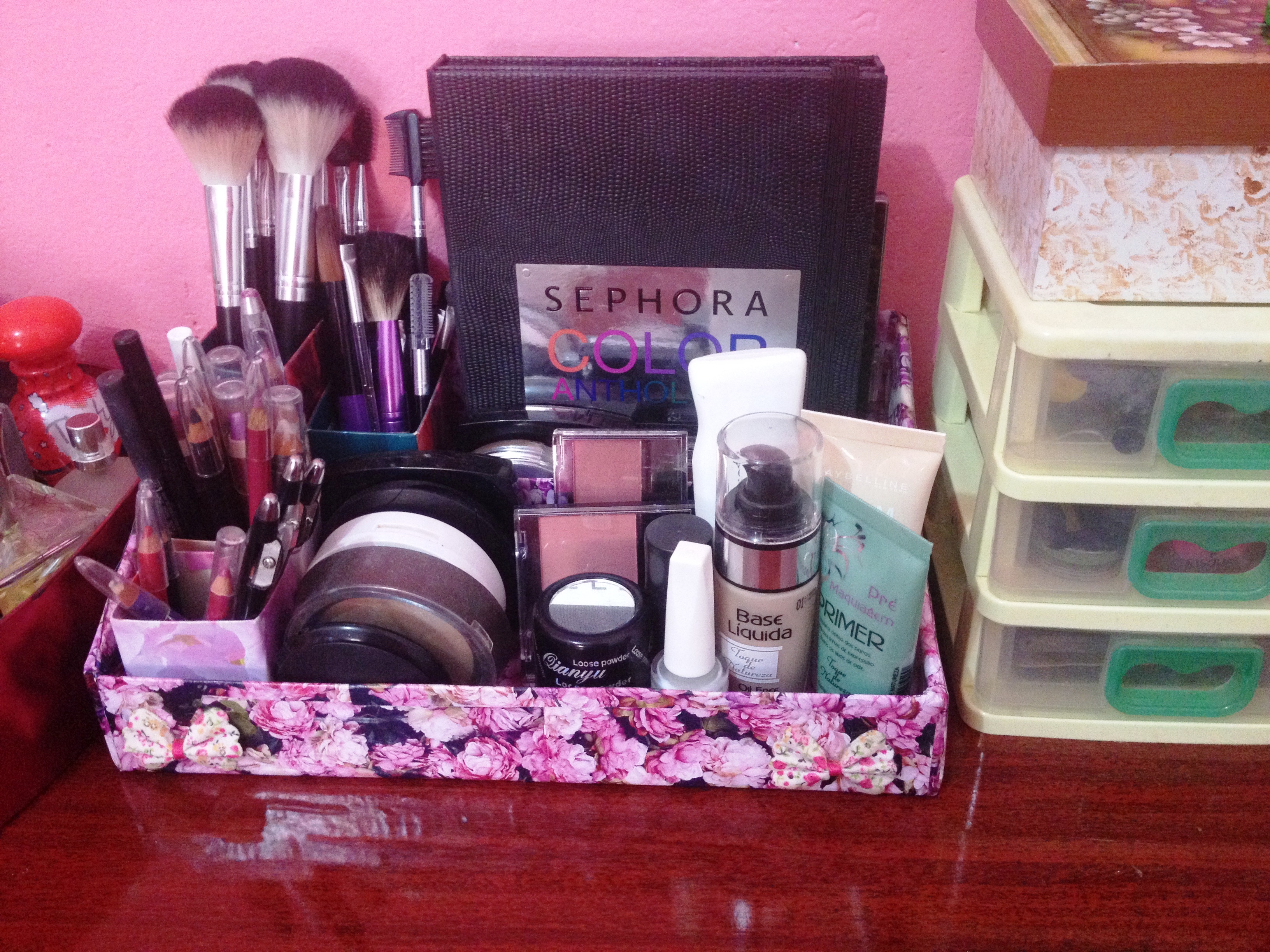 Materiais Essenciais para Organizar sua Maquiagem sem Gastar Muito