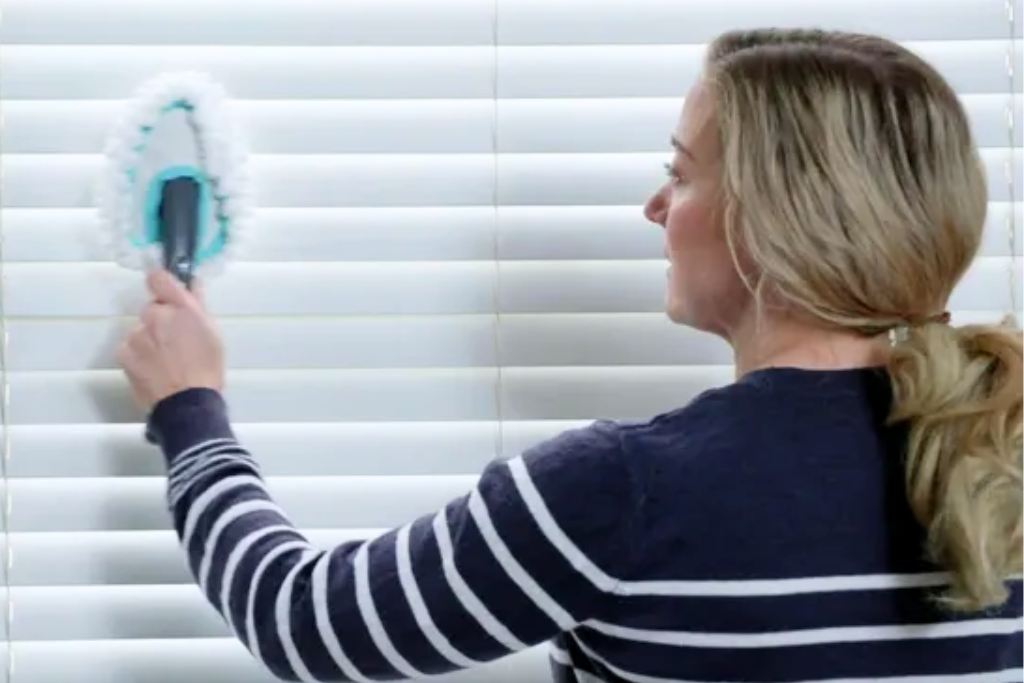 como limpar a cortina rolô