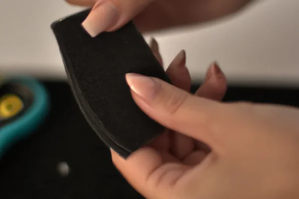 Como prevenir o acúmulo de sujeira no velcro de roupas e acessórios