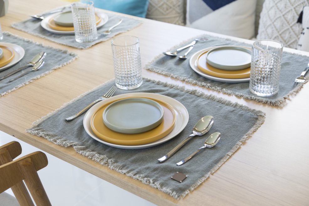 Etiqueta à Mesa: A Posição Correta de Cada Talher e Copo