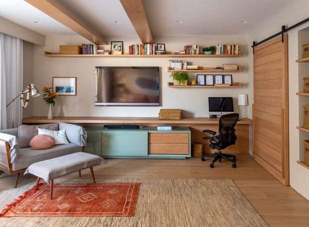 5 ideias de títulos:
1. O Guia Definitivo para um Home Office Produtivo
2. Transforme Seu Espaço: Dicas Essenciais de Organização para Home Office
3. Rotina Imbatível: Como Ser Mais Produtivo Trabalhando em Casa
4. Ferramentas Essenciais para Turbinar a Produtividade no Home Office
5. Home Office Sem Distrações: Estratégias para Manter o Foco