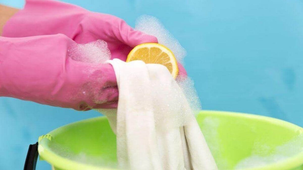 Detergente Neutro vs. Bicarbonato: Qual o Melhor para Manchas de Gordura?