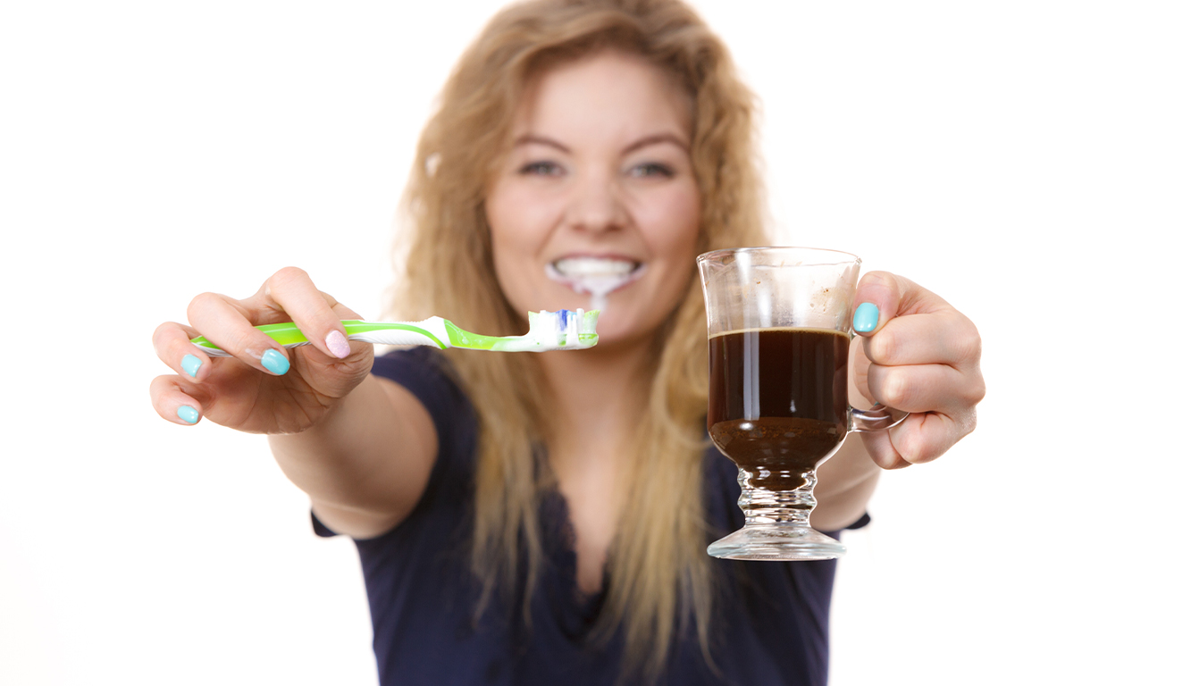 Clareamento Dental Profissional vs. Caseiro: Qual o Melhor para Manchas de Café?
