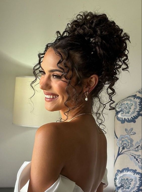 erros comuns ao fazer coque em cabelo cacheado