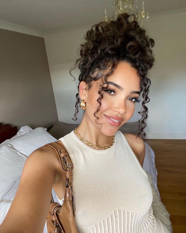 erros comuns ao fazer coque em cabelo cacheado