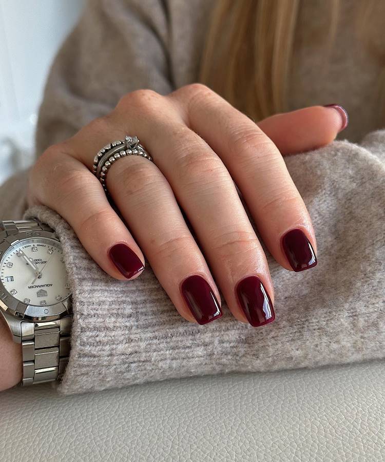Esmaltes Clássicos vs. Tendências: Qual Escolher para um Look Sofisticado?