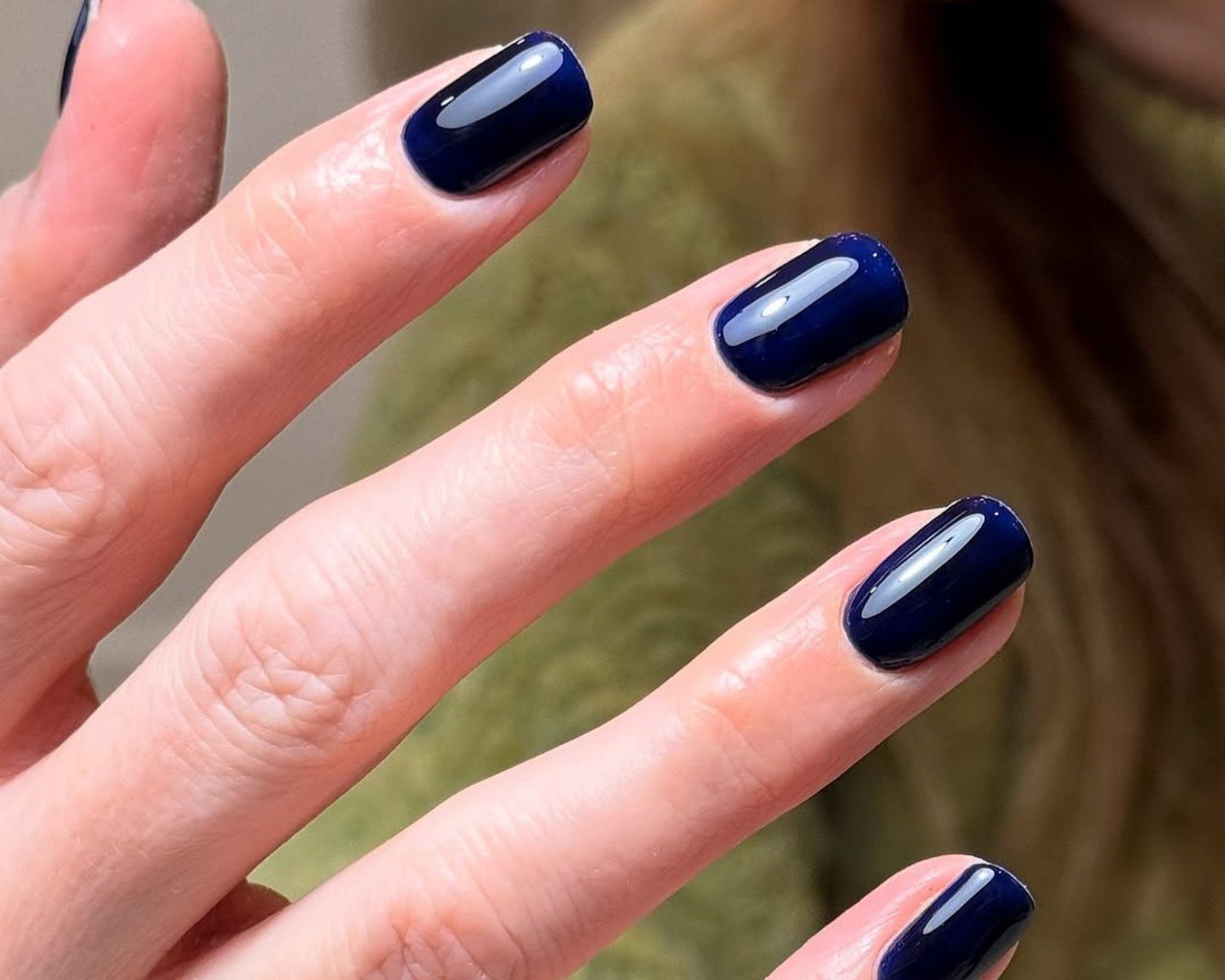 Esmaltes Clássicos vs. Tendências: Qual Escolher para um Look Sofisticado?