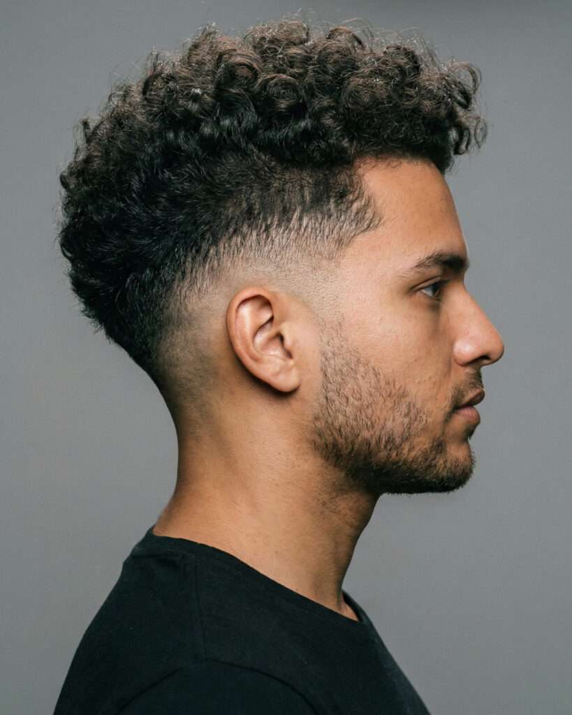 Os Melhores Cortes de Cabelo Cacheado Masculino com Degradê