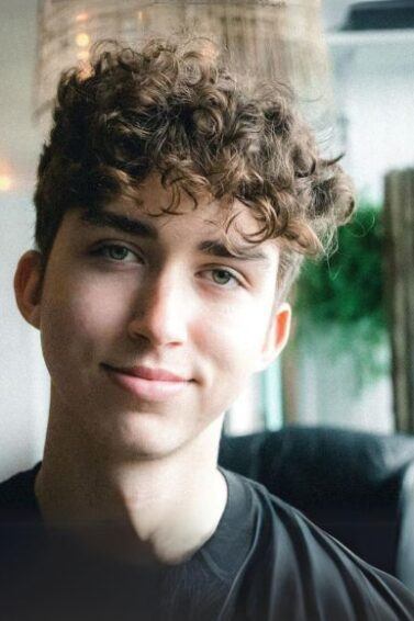 Guia Completo de Cuidados para Cabelos Cacheados Masculinos