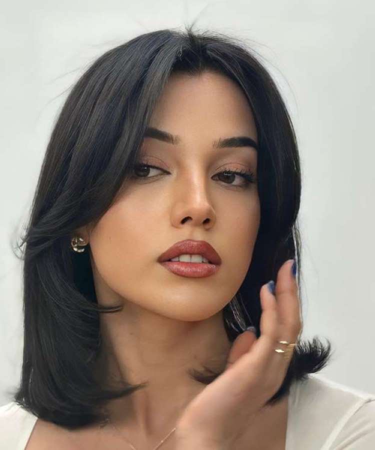 Franjas e Texturas: Os Segredos dos Cortes de Cabelo Médio Mais Desejados