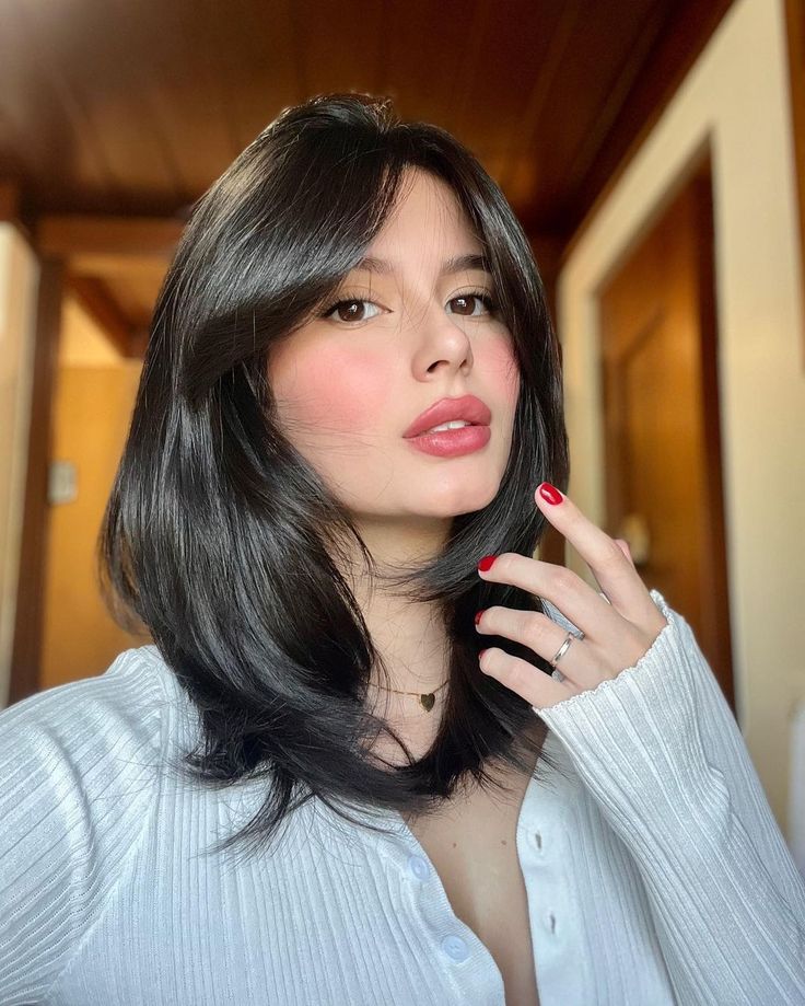 Franjas e Texturas: Os Segredos dos Cortes de Cabelo Médio Mais Desejados