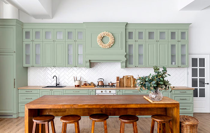Armários bicolores na cozinha: Como combinar cores sem erro
