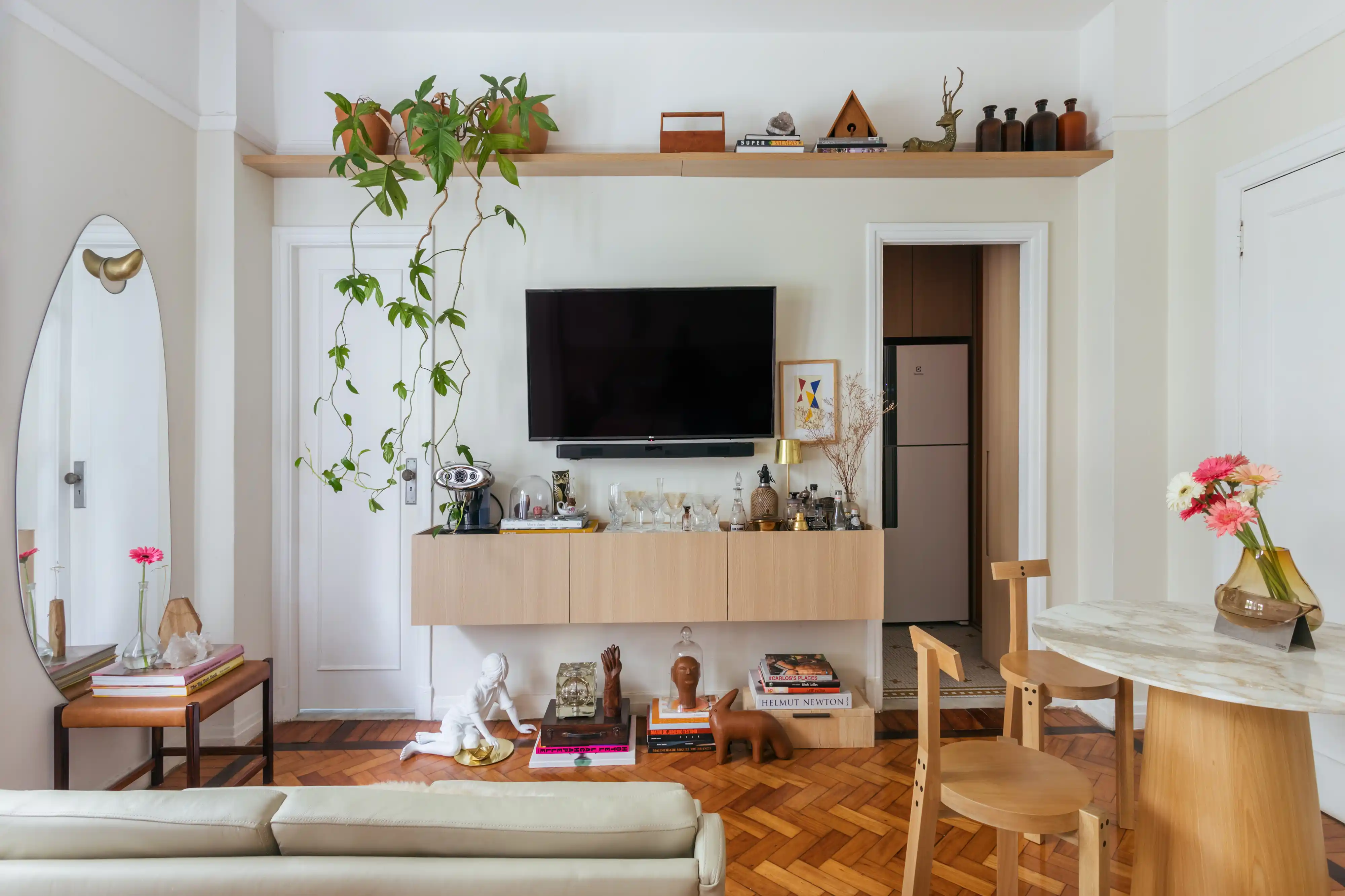 5 ideias de títulos:
1. Transforme seu Apartamento Pequeno: Dicas de Decoração Moderna e Funcional
2. Otimizando Espaços: Como Decorar Apartamentos Pequenos com Estilo
3. Decoração Inteligente para Apartamentos Compactos: Funcionalidade e Amplitude
4. Guia Completo: Decoração Moderna para Apartamentos Pequenos
5. Apartamento Pequeno: Segredos para um Ambiente Moderno e Aconchegante