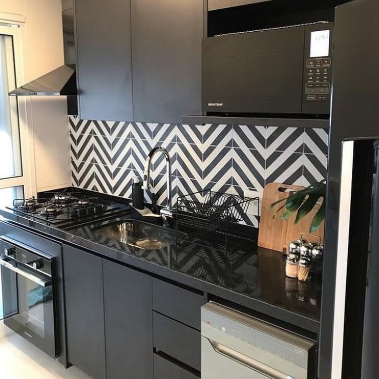 Cozinha Minimalista P&B: Guia Completo de Organização