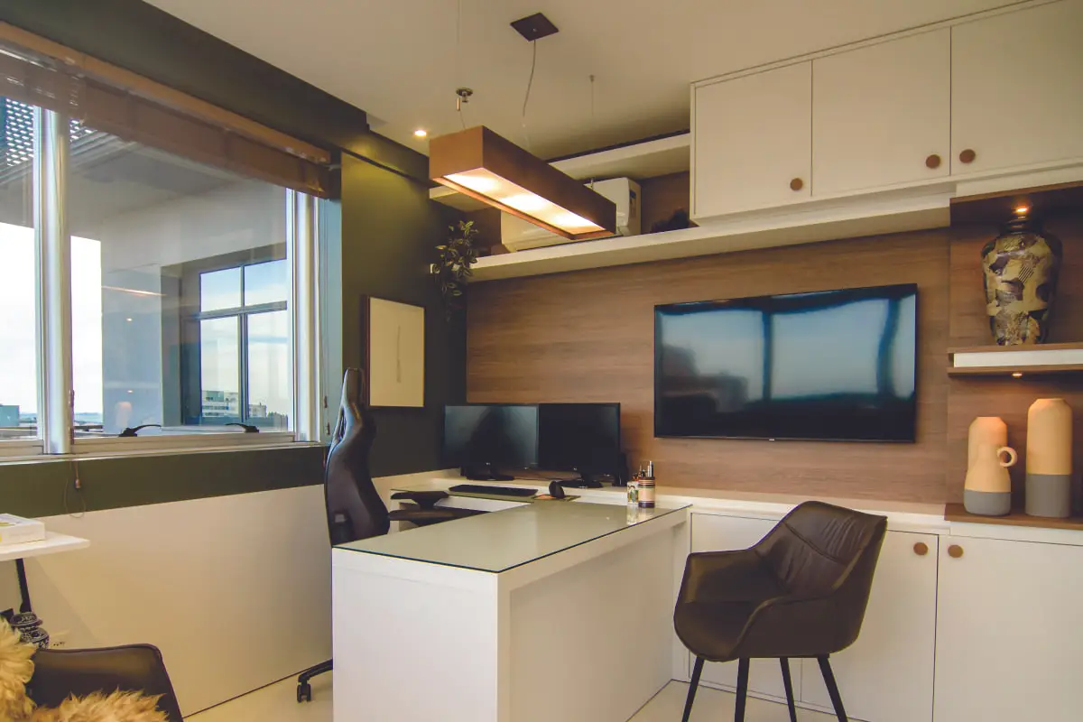 como escolher a mesa de madeira ideal para escritório pequeno