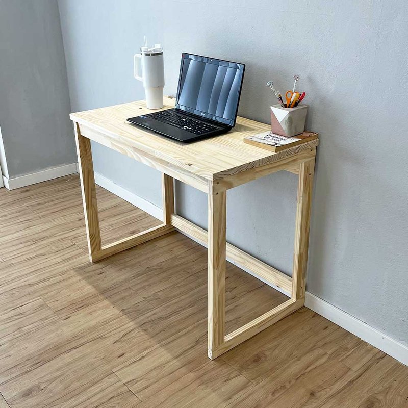 Decoração de escritório com mesa de madeira
