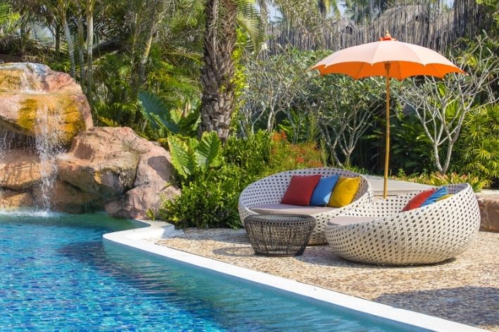 Projetando uma Área Gourmet com Pergolado ao Lado da Piscina