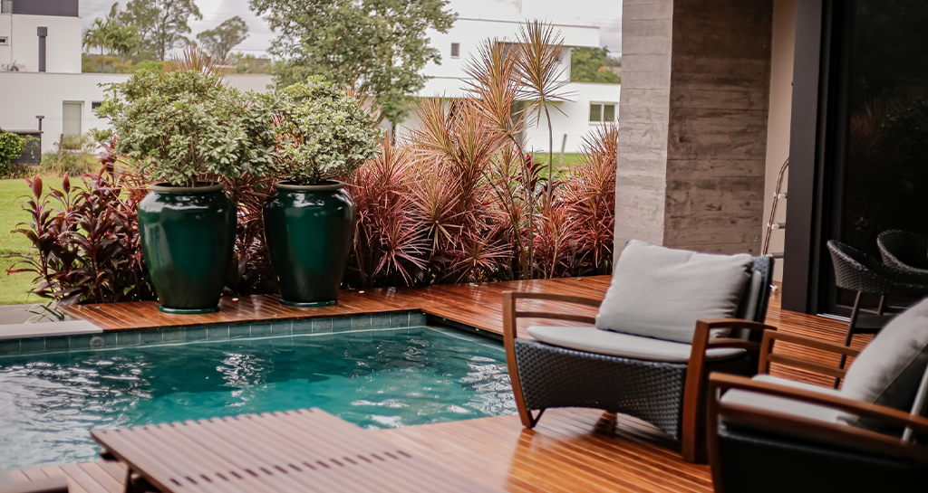 Paisagismo Tropical para Áreas de Piscina: Plantas Ideais e Manutenção
