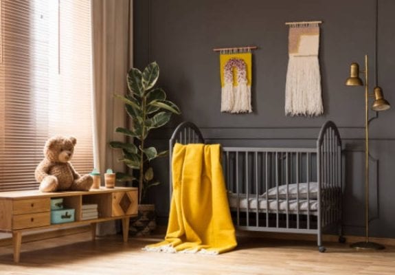 Estilo Escandinavo no Quarto do Bebê: Cinza e Amarelo em Destaque