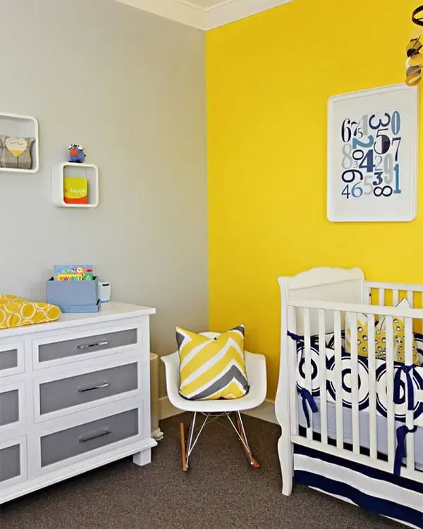 Estilo Escandinavo no Quarto do Bebê: Cinza e Amarelo em Destaque